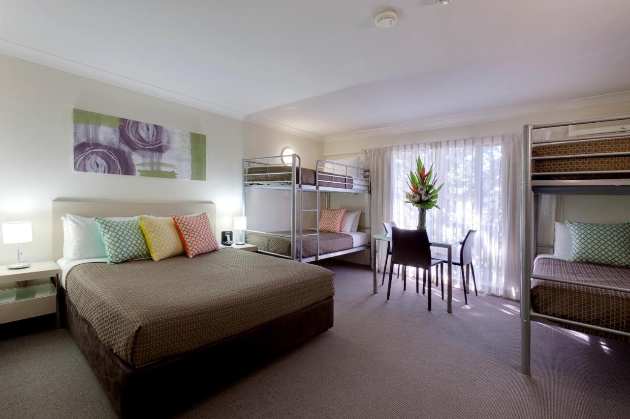 Ibis Styles Canberra Tall Trees Exterior photo