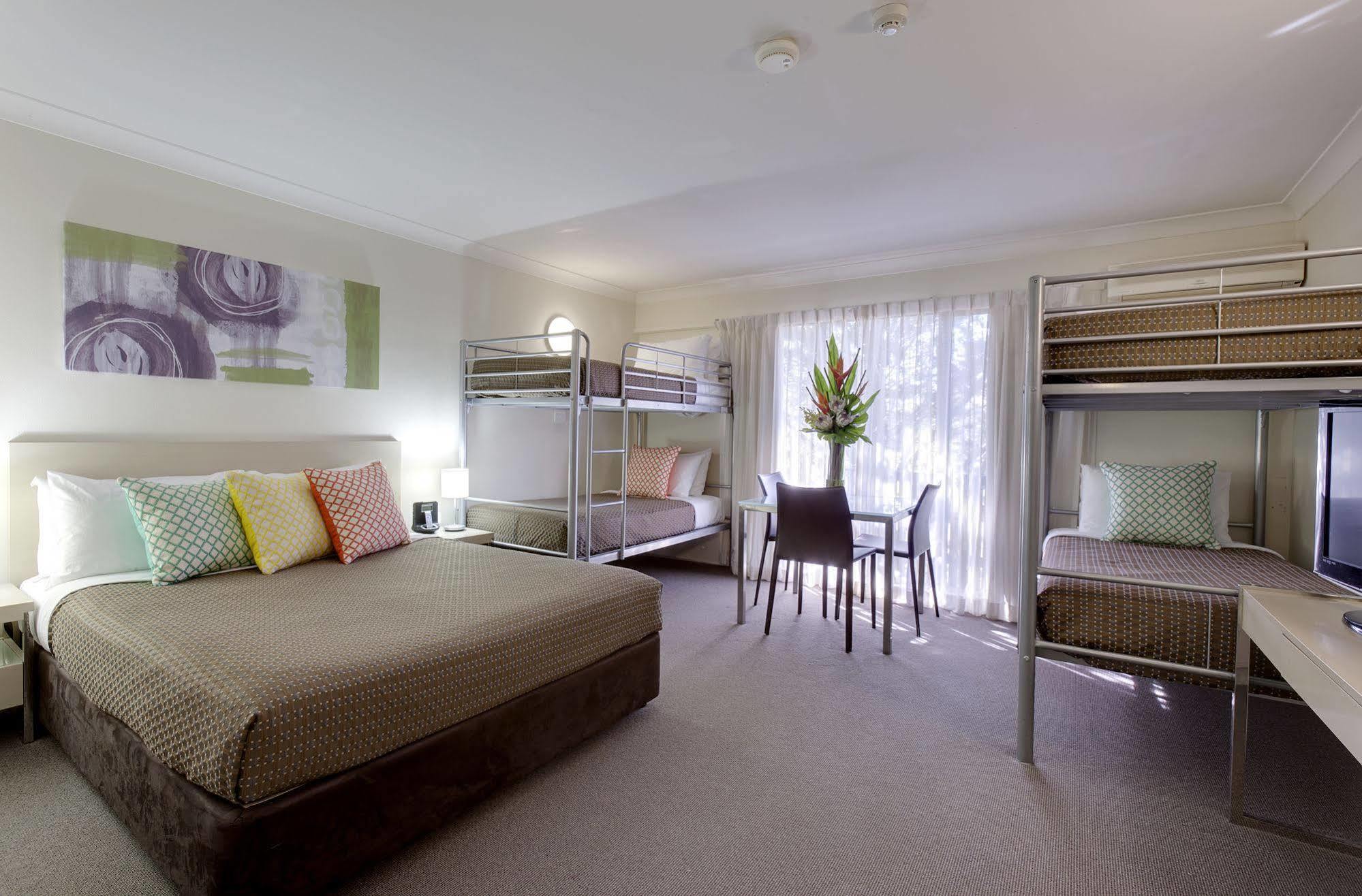Ibis Styles Canberra Tall Trees Exterior photo