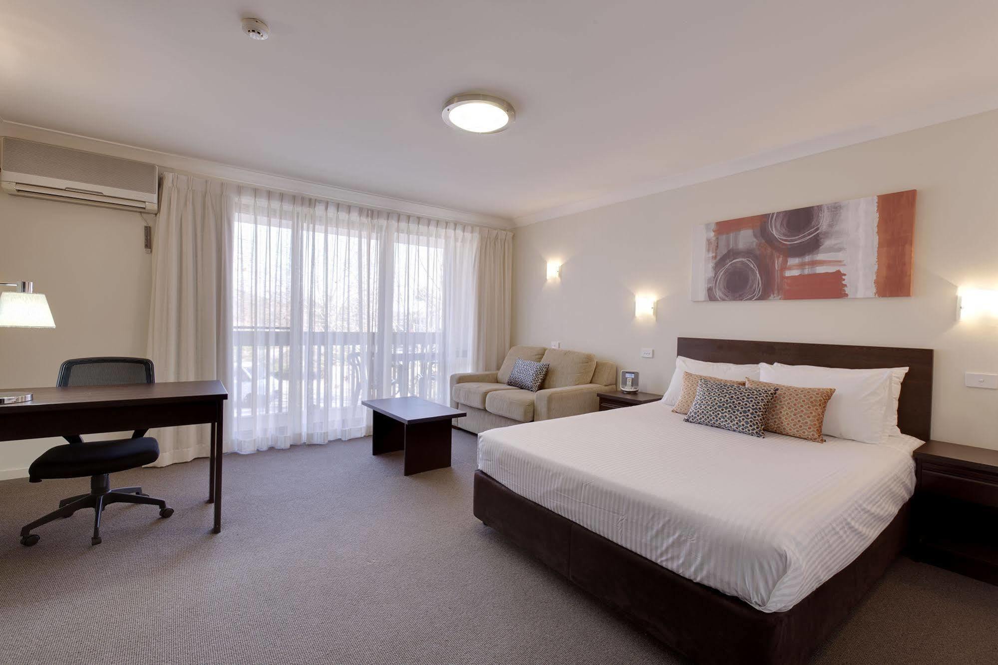 Ibis Styles Canberra Tall Trees Exterior photo